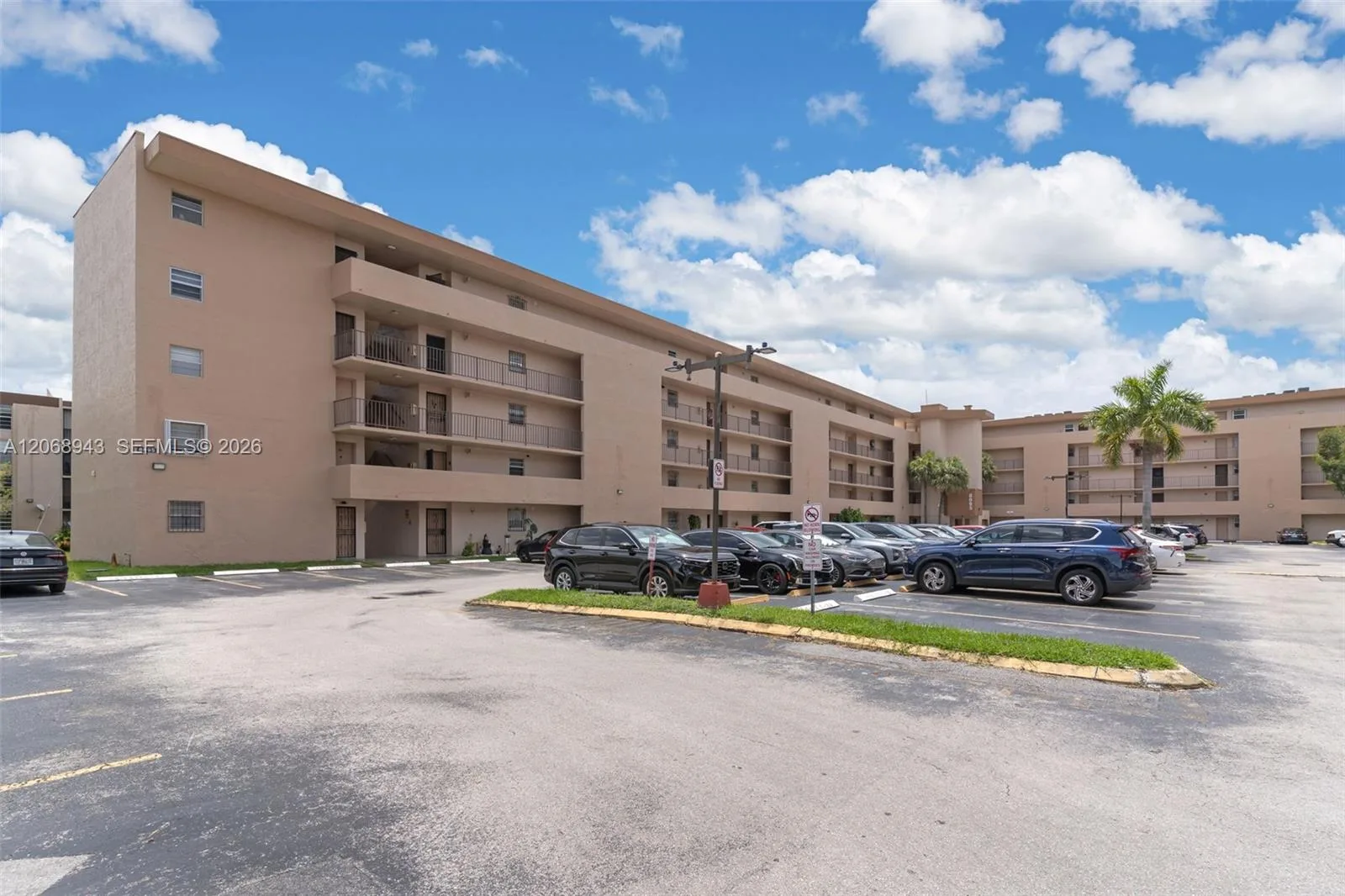 8895 Fontainebleau Blvd # 207, Miami, FL 33172