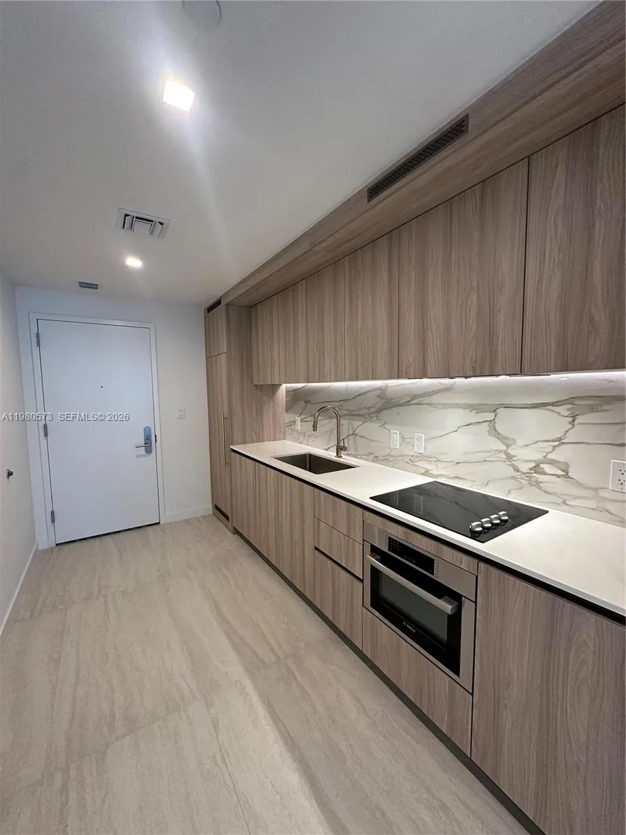 77 SE 5th St # 1514, Miami, FL 33131 photo 3