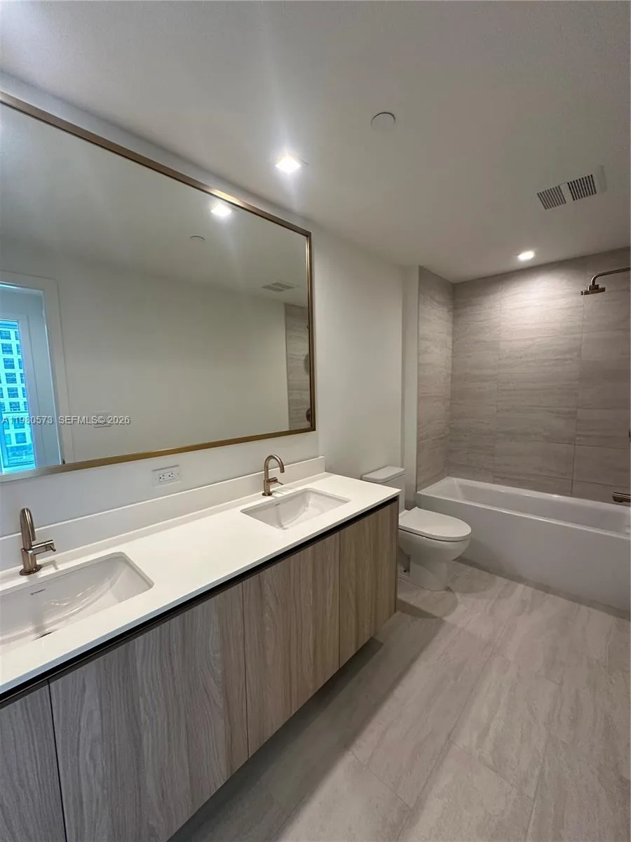 77 SE 5th St # 1514, Miami, FL 33131 photo 8
