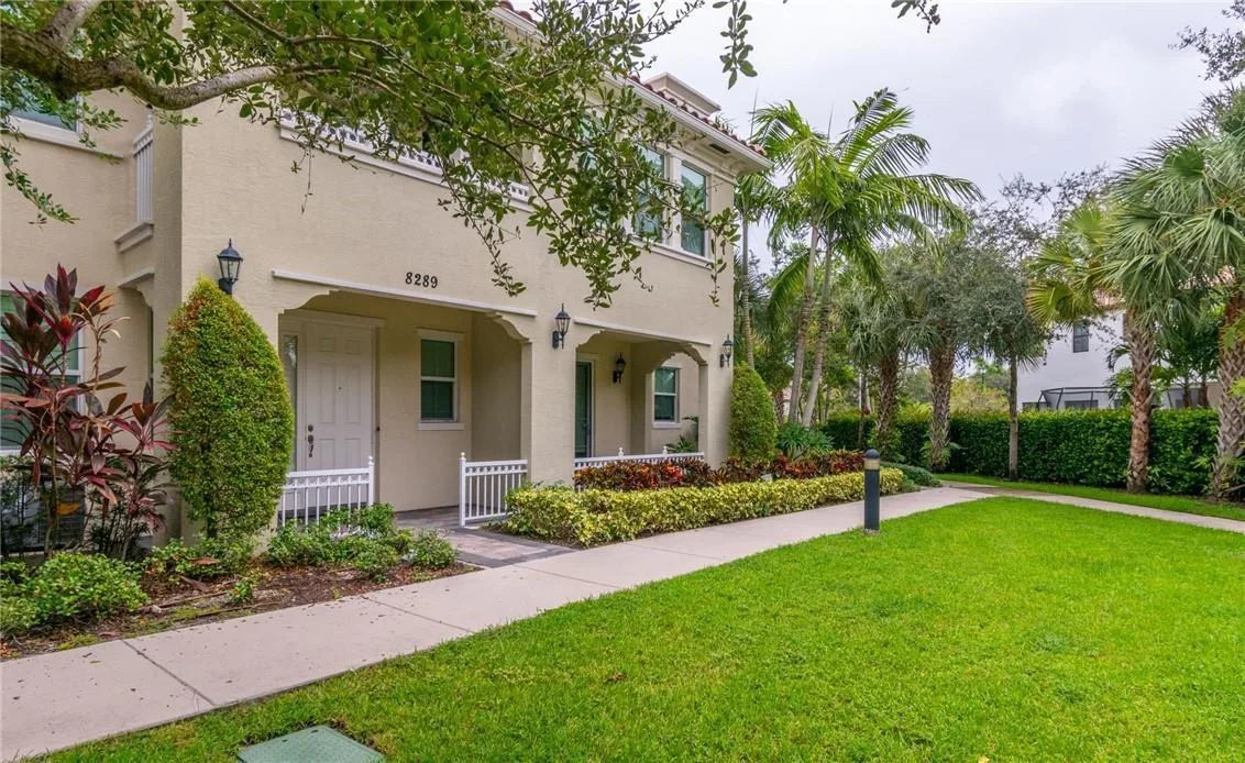8289 Cascada Isles Drive, Hollywood, FL 33024
