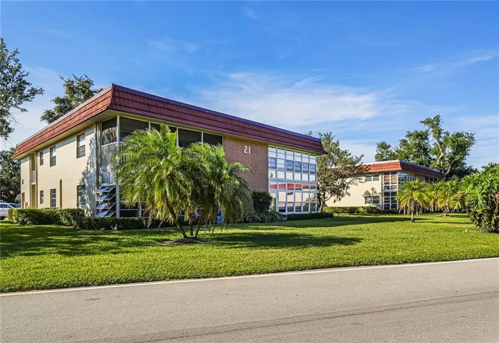 21 Pine Arbor Lane # 104, Vero Beach, FL 32962
