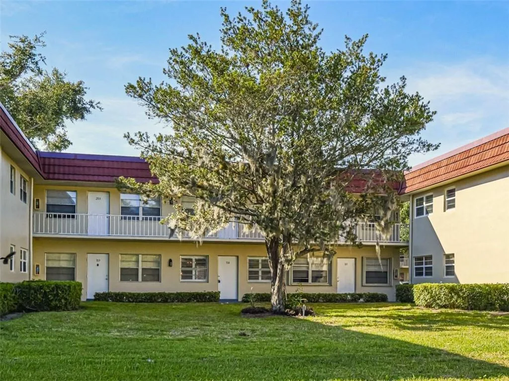 21 Pine Arbor Lane # 104, Vero Beach, FL 32962 photo 2