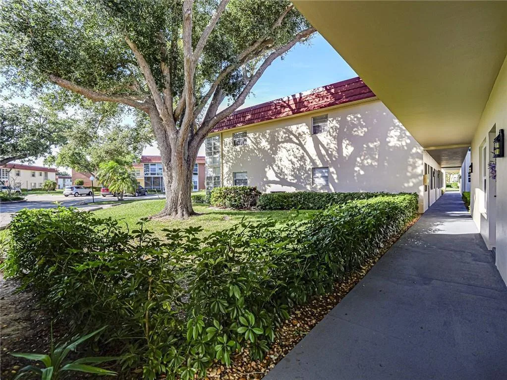 21 Pine Arbor Lane # 104, Vero Beach, FL 32962 photo 3