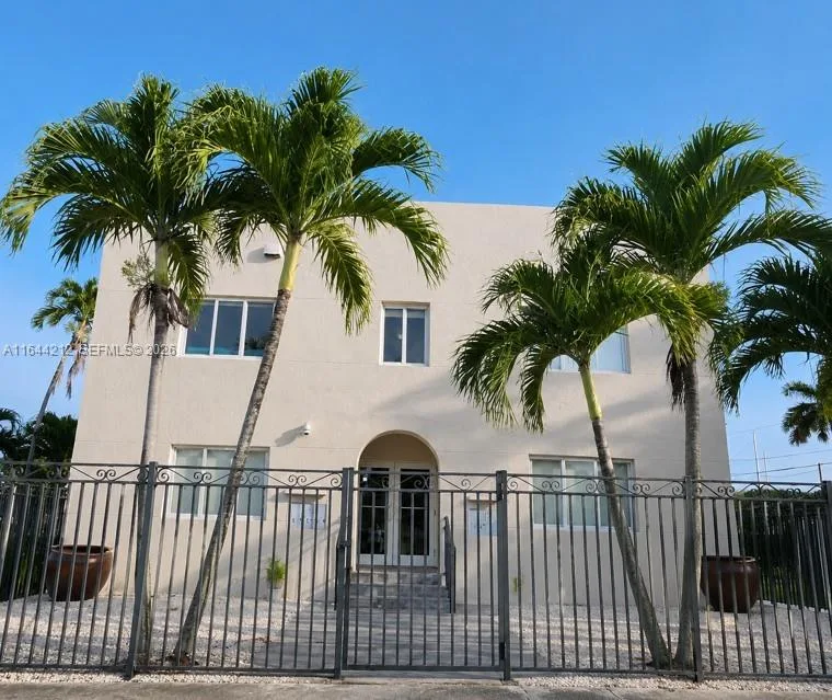2500 NE 192nd St, Miami, FL 33180