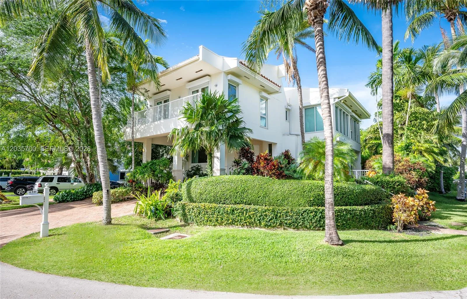 650 Curtiswood Dr, Key Biscayne, FL 33149