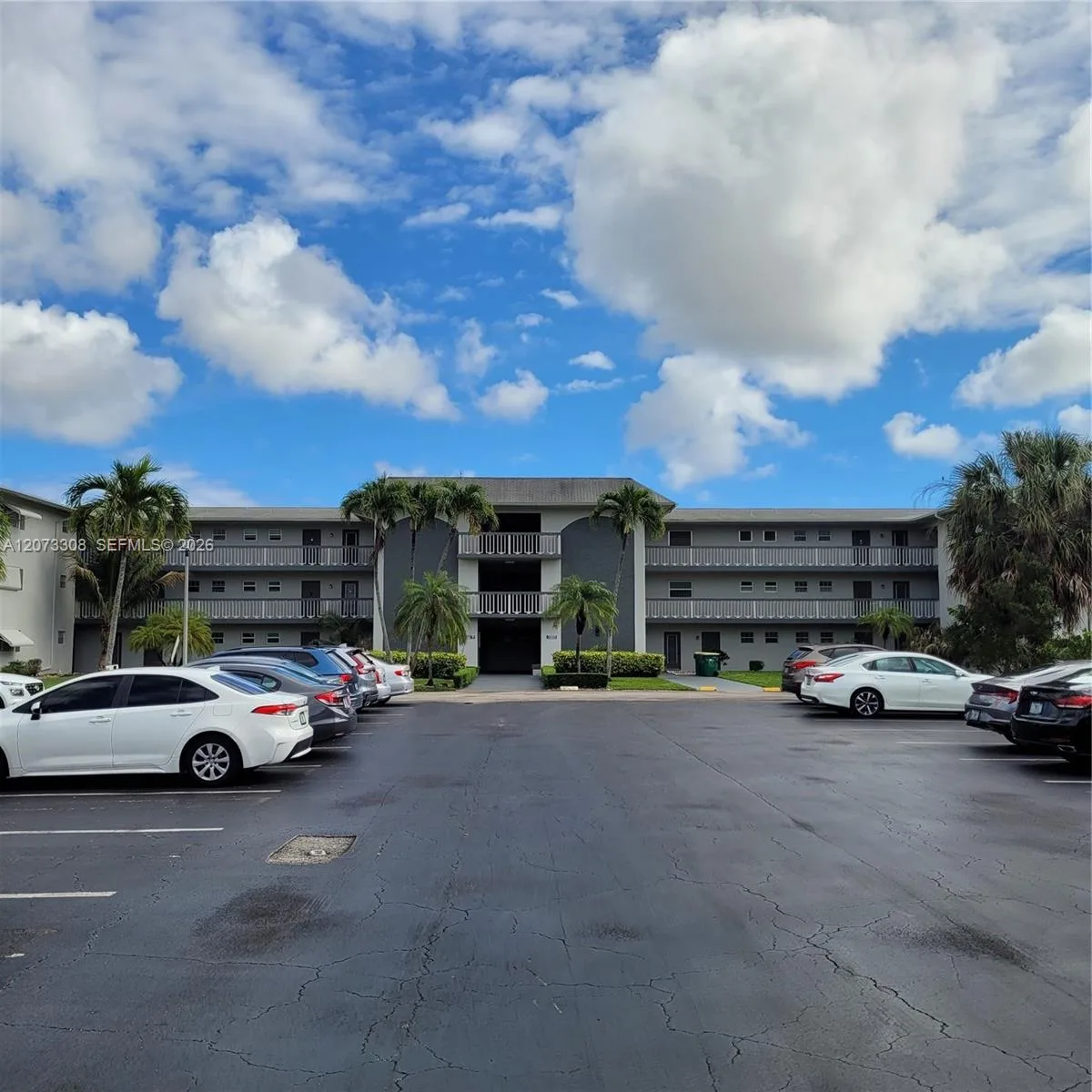 1001 Hillcrest Ct # 215, Hollywood, FL 33021