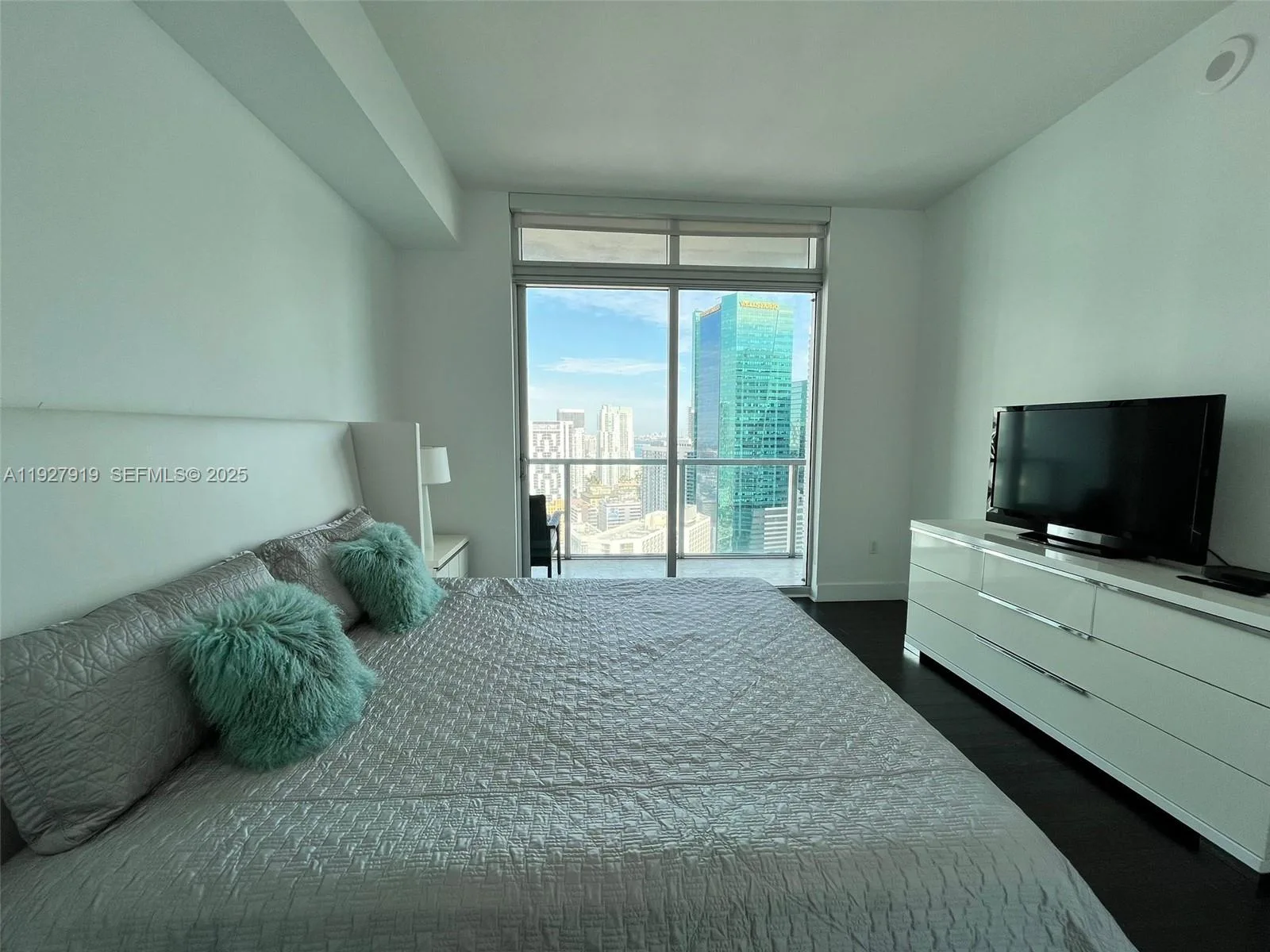 55 SE 6th St # 4103, Miami, FL 33131 photo 4