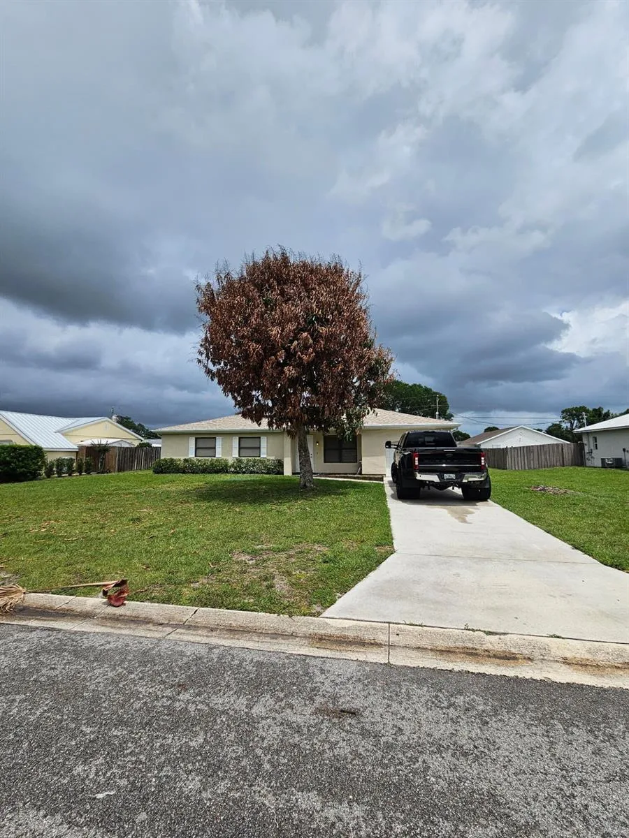 674 SW 25th St Street SW, Vero Beach, FL 32962