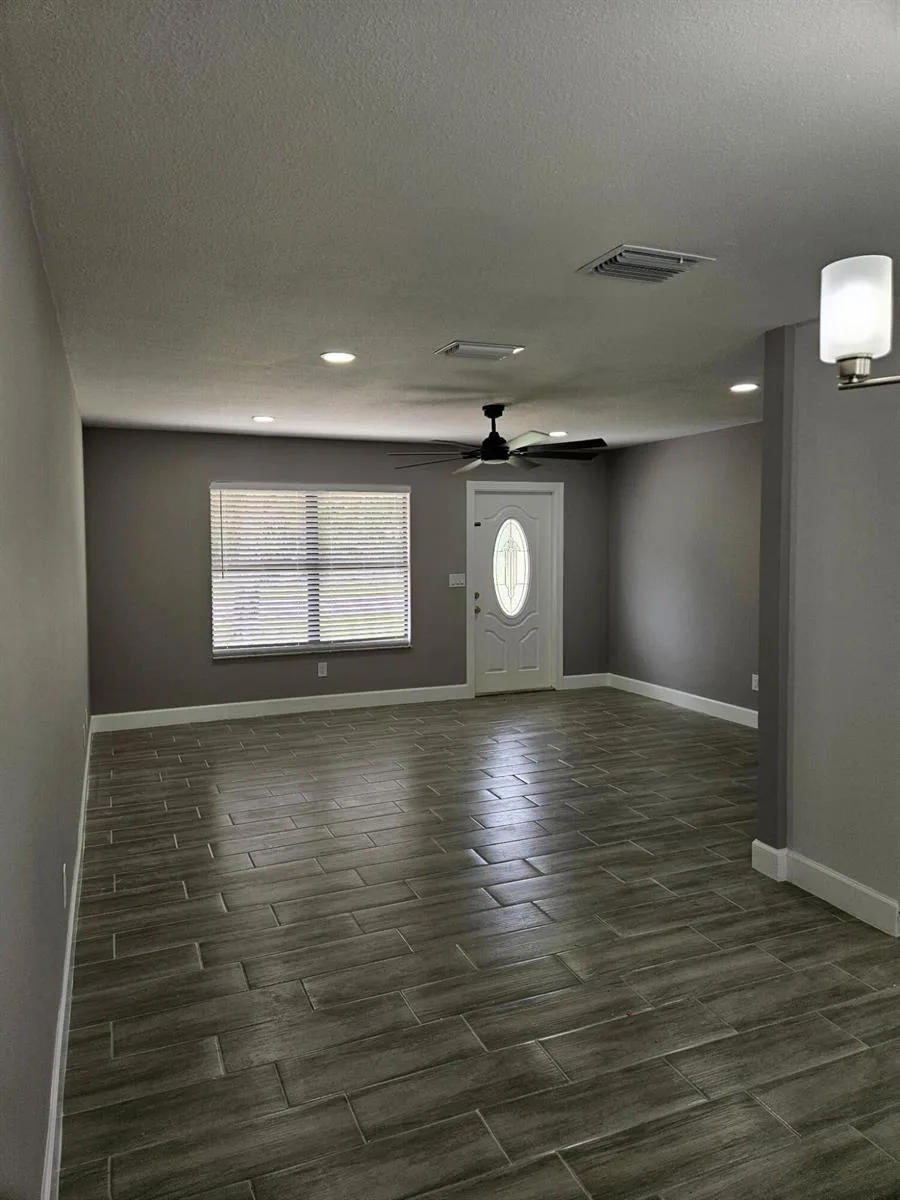 674 SW 25th St Street SW, Vero Beach, FL 32962 photo 2