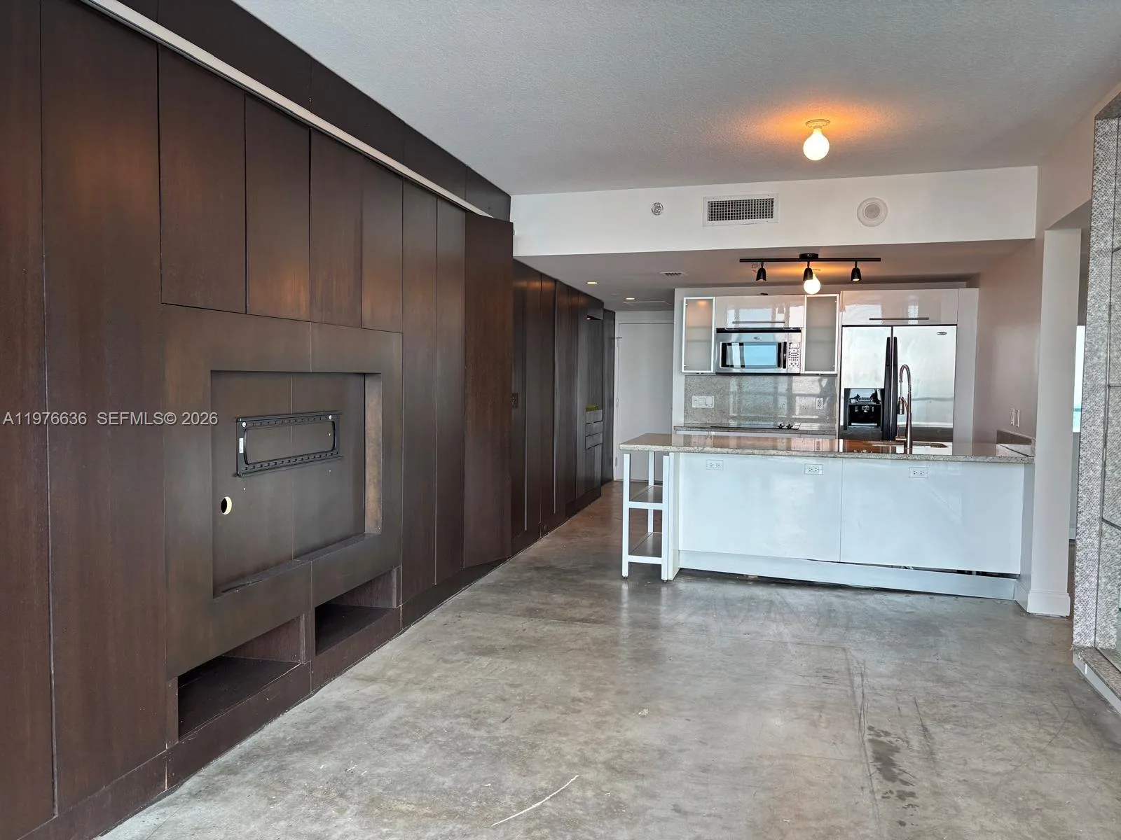 185 SW 7th St # 4004, Miami, FL 33130 photo 2