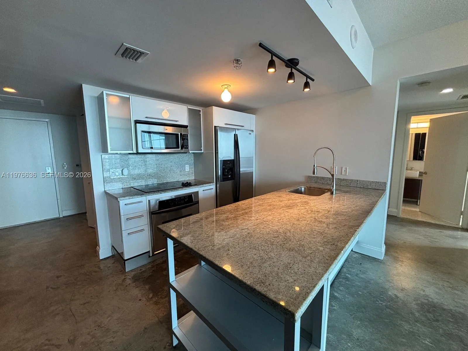 185 SW 7th St # 4004, Miami, FL 33130 photo 3