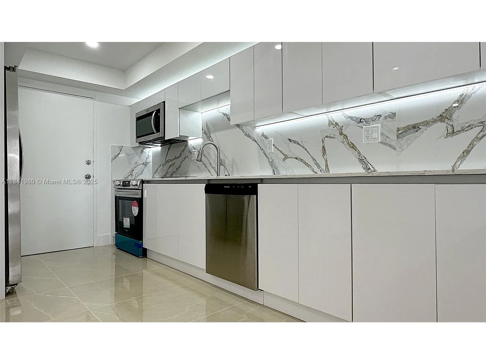 18071 Biscayne Blvd # 1402, Aventura, FL 33160 photo 3