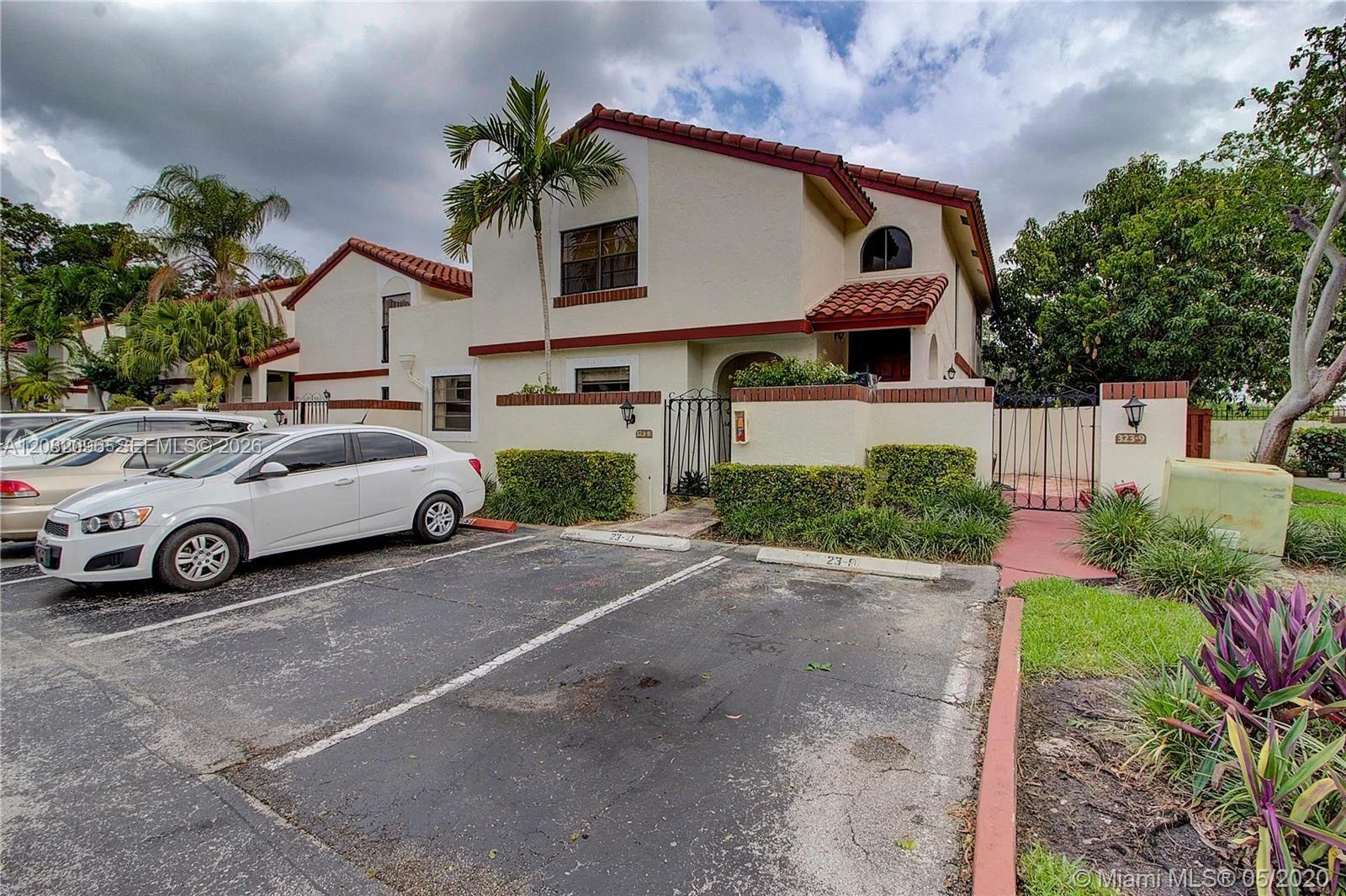 323 Ives Dairy Rd # 323-10, Miami, FL 33179