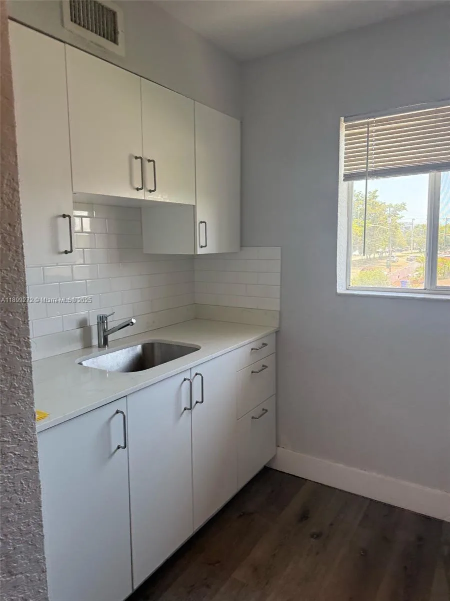 2330 NW 11th St # 46, Miami, FL 33125 photo 4