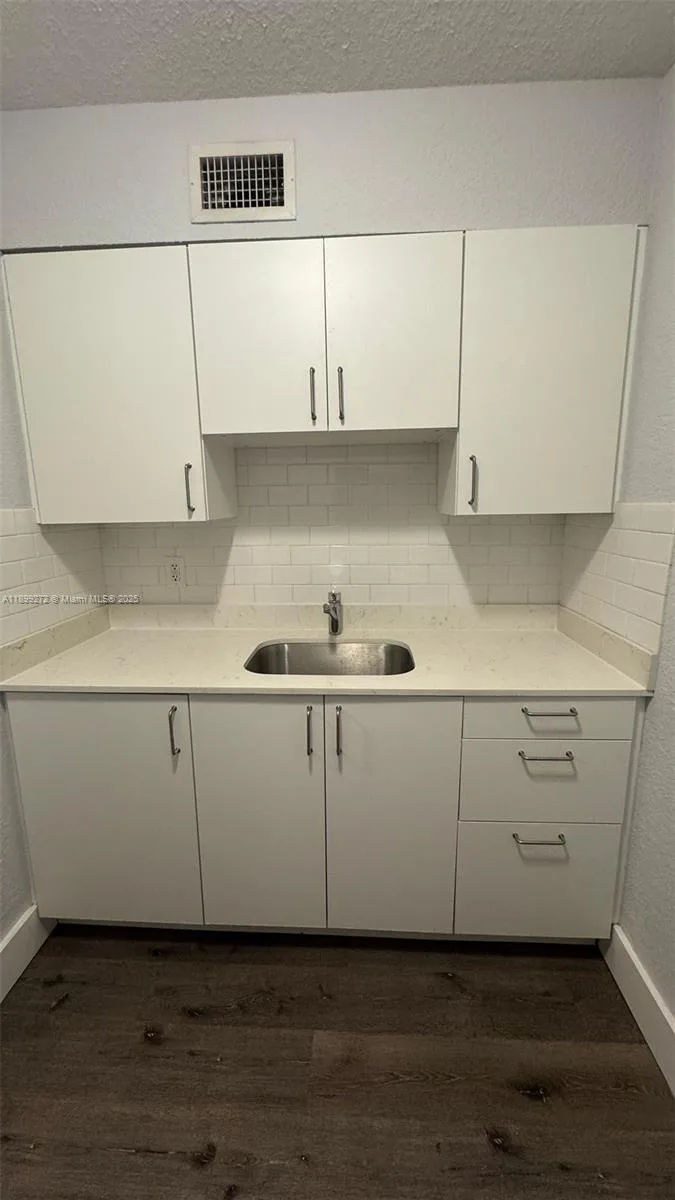 2330 NW 11th St # 46, Miami, FL 33125 photo 5