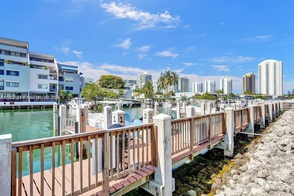 400 Kings Point Dr # 320, Sunny Isles Beach, FL 33160 photo 3