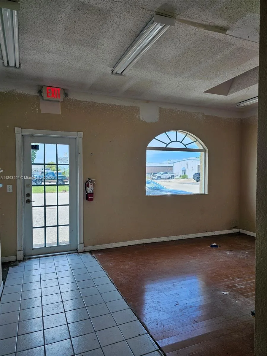 917 SE 13th Ave, Cape Coral, FL 33990 photo 4