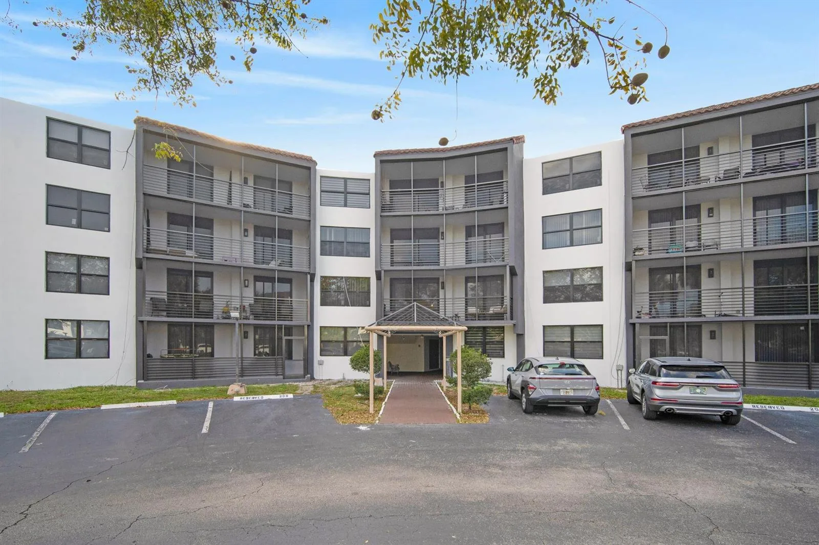3900 N HILLS Drive # 306, Hollywood, FL 33021