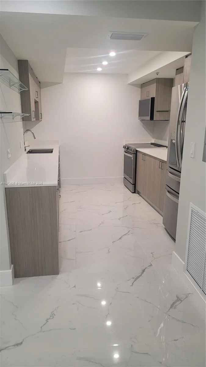6039 Collins Ave # 1535, Miami Beach, FL 33140 photo 13