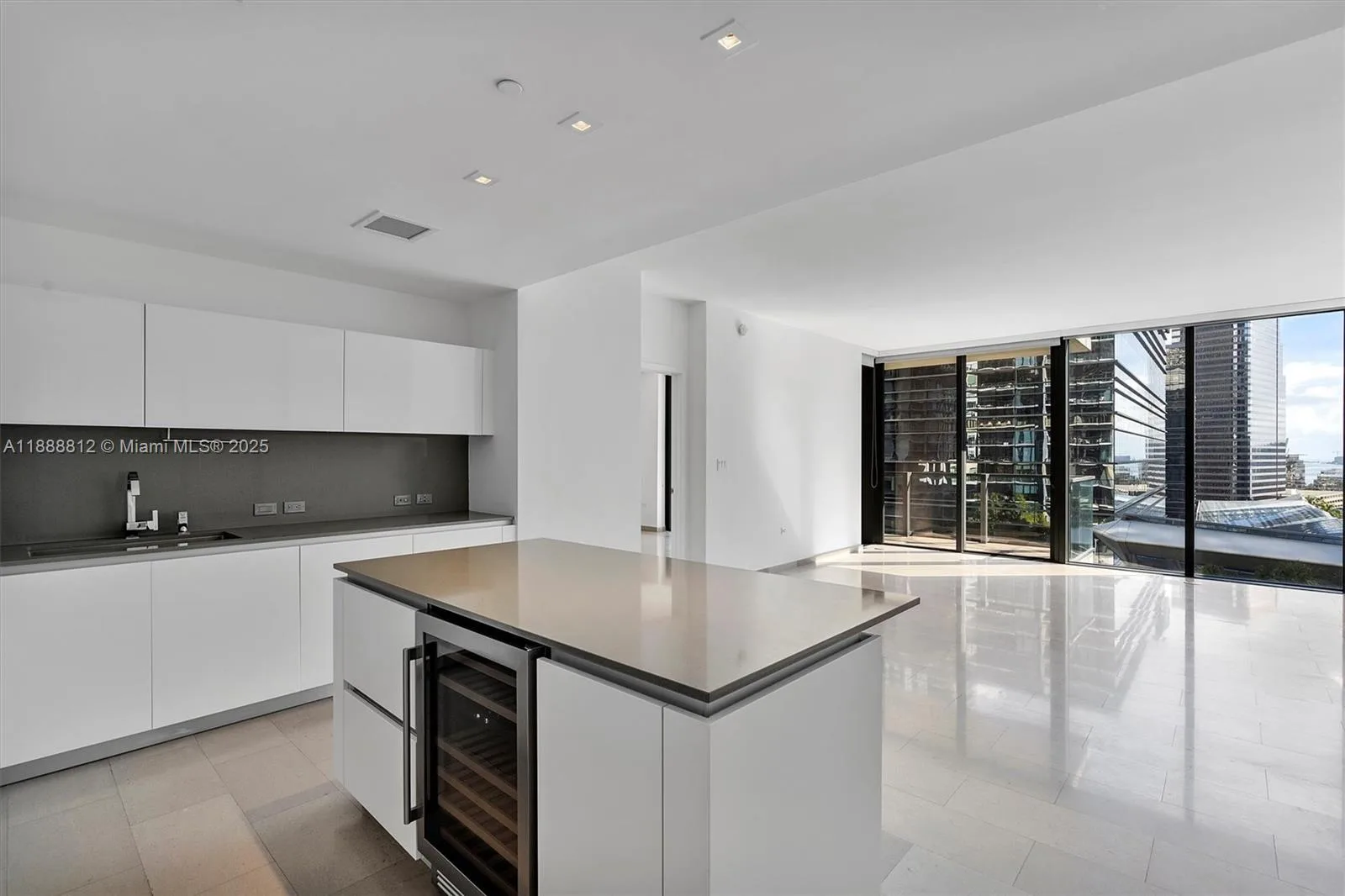 88 SW 7th St # 1007, Miami, FL 33130 photo 2