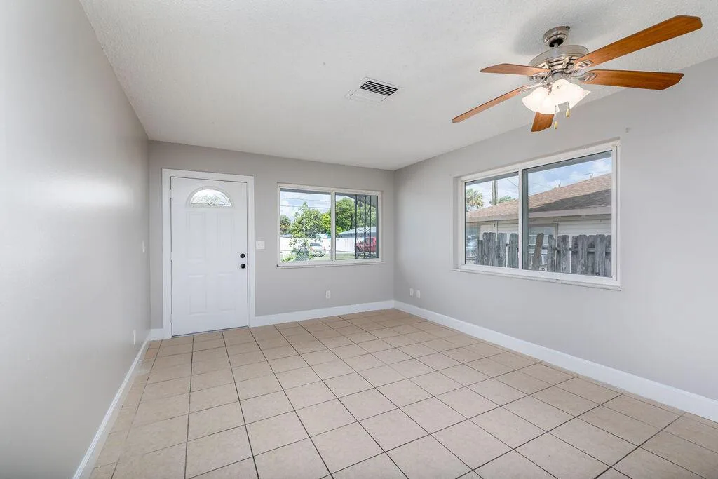 917 SE Nassau Avenue, Stuart, FL 34994 photo 2