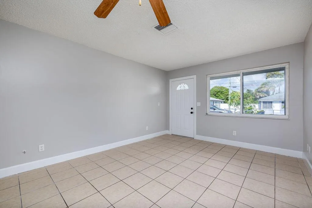 917 SE Nassau Avenue, Stuart, FL 34994 photo 3