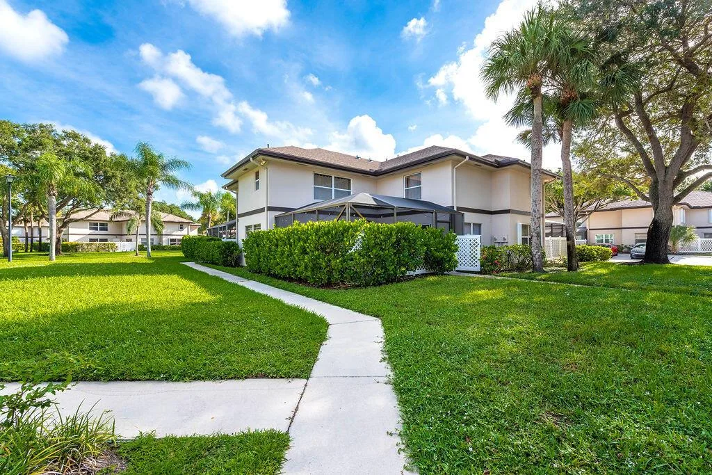 38 Essex Court # D, Royal Palm Beach, FL 33411