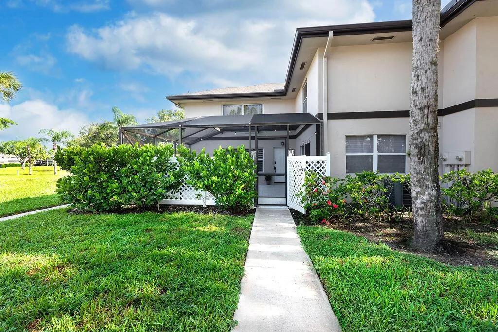 38 Essex Court # D, Royal Palm Beach, FL 33411 photo 4