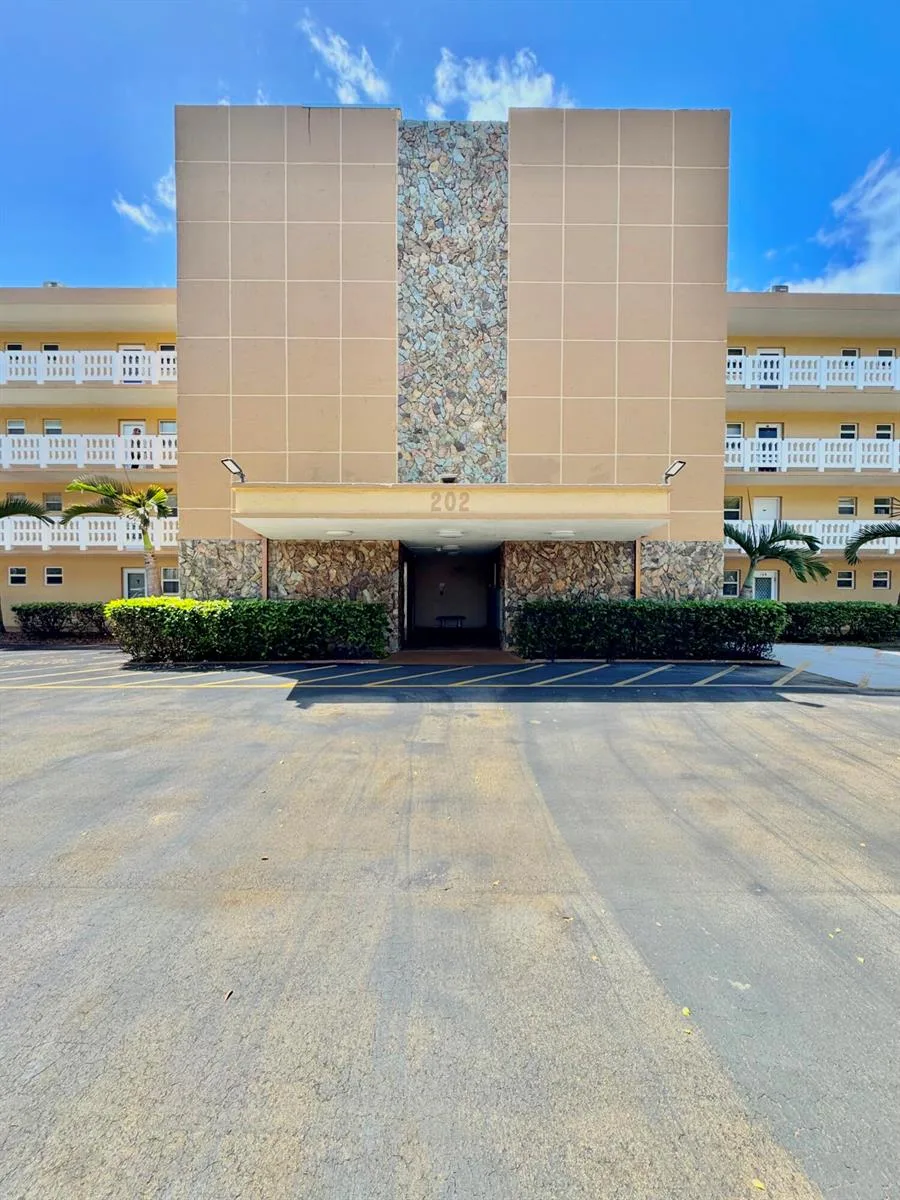 202 SE 10th Street # 105, Dania Beach, FL 33004