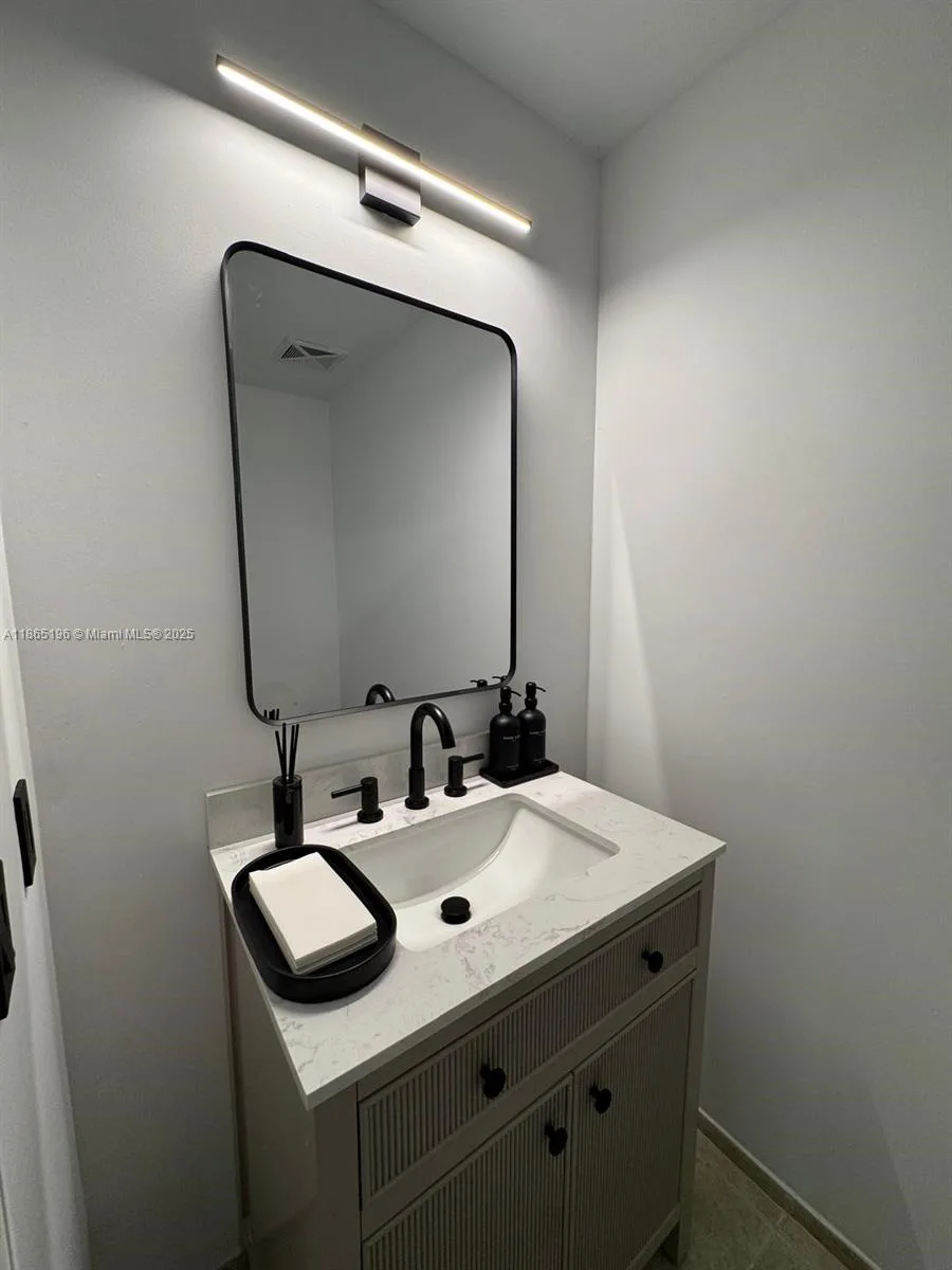 60 SW 13th St # 1406, Miami, FL 33130 photo 4