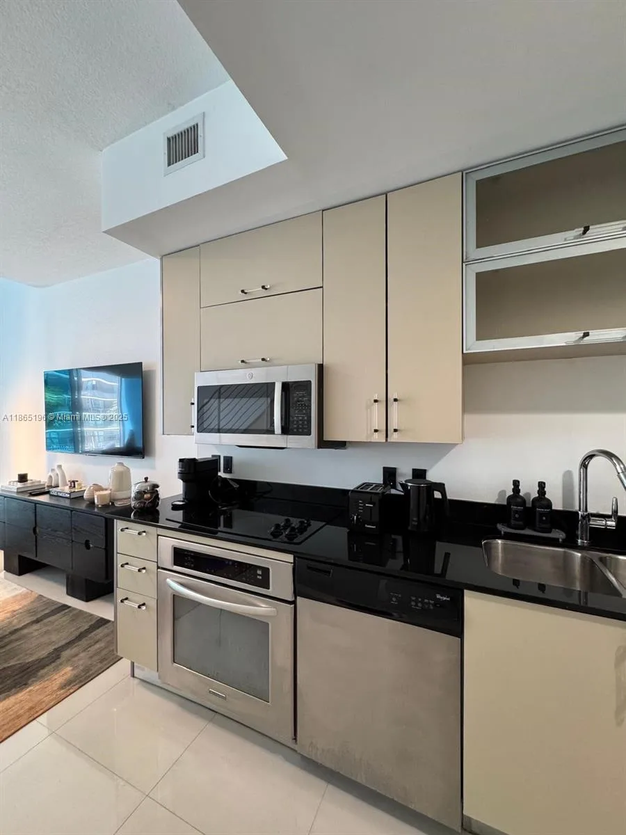 60 SW 13th St # 1406, Miami, FL 33130 photo 5