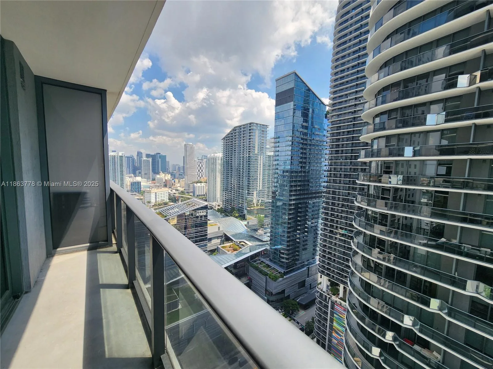 55 SW 9th St # 3202, Miami, FL 33130 photo 2