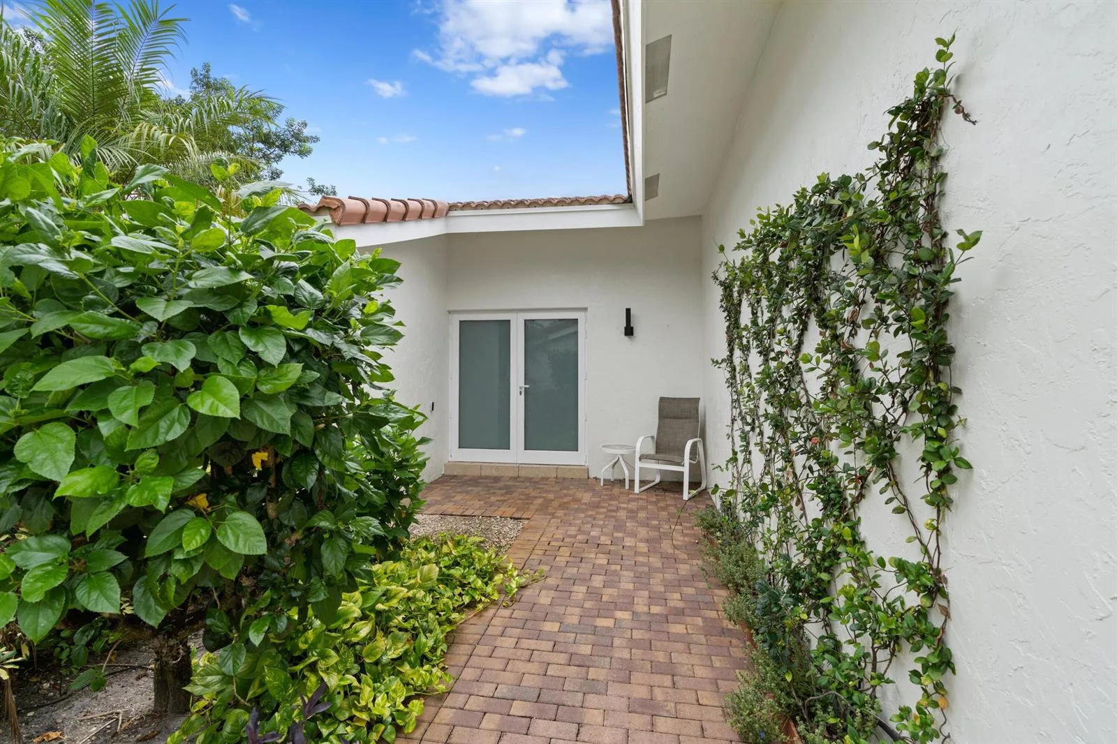 925 Foxpointe Circle, Delray Beach, FL 33445 photo 2