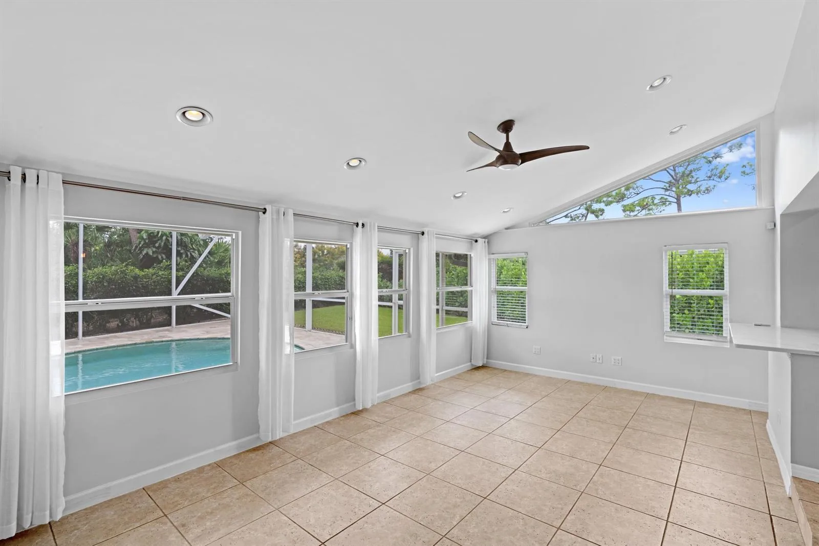 925 Foxpointe Circle, Delray Beach, FL 33445 photo 9