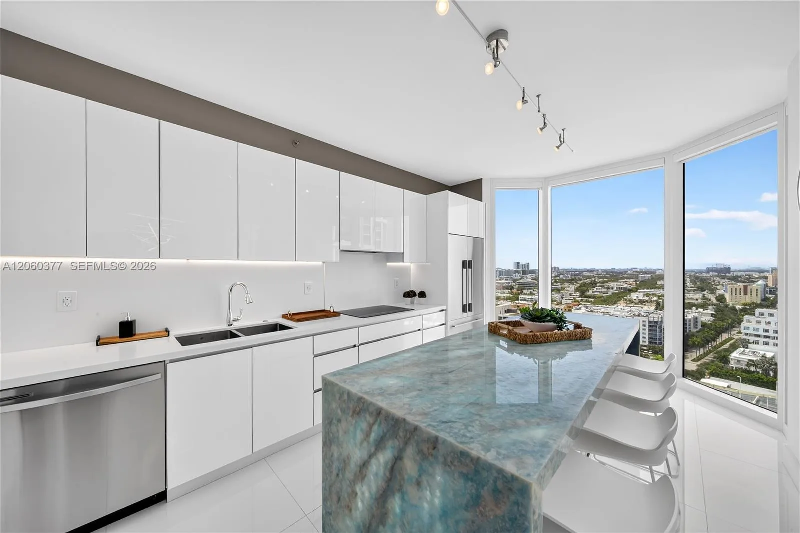300 S Pointe Dr # 2104, Miami Beach, FL 33139 photo 6