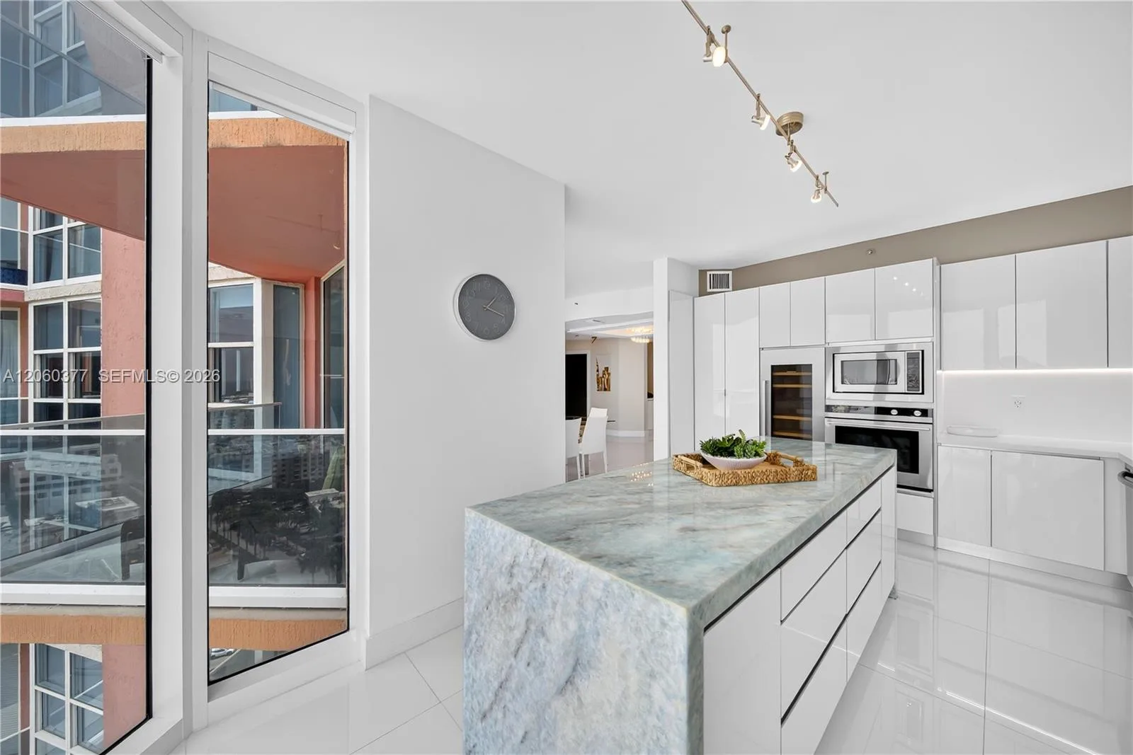 300 S Pointe Dr # 2104, Miami Beach, FL 33139 photo 9