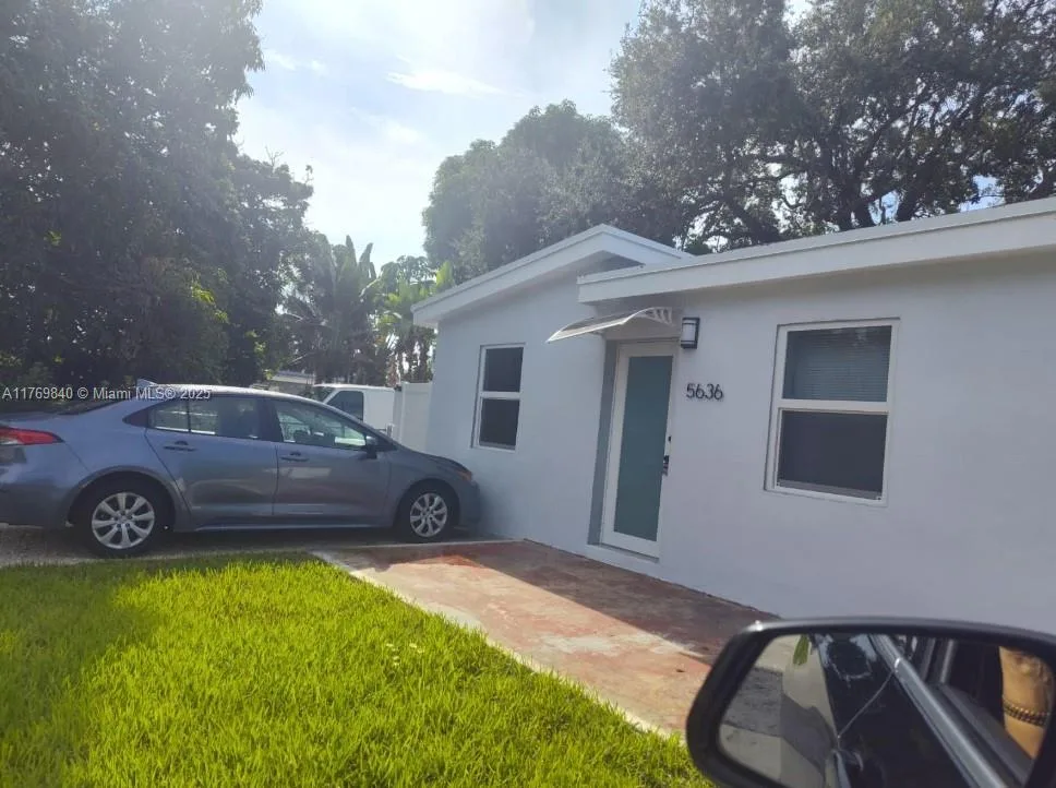 5636 Arthur St, Hollywood, FL 33021 photo 2