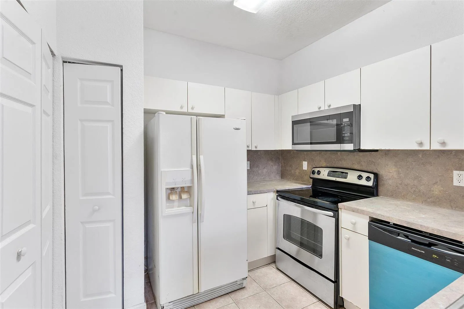 1407 S SANTA CATALINA Circle, North Lauderdale, FL 33068 photo 3