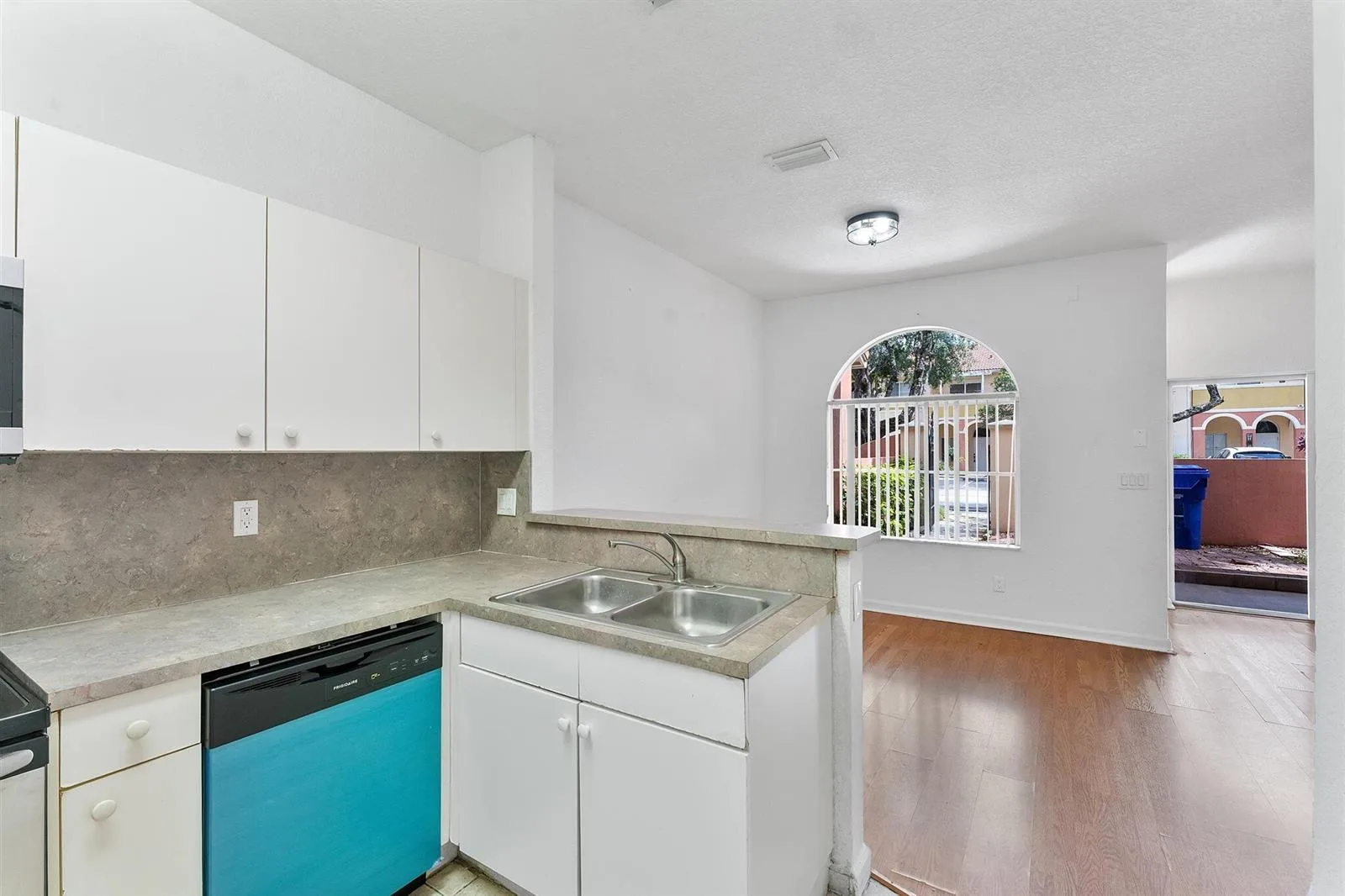 1407 S SANTA CATALINA Circle, North Lauderdale, FL 33068 photo 4