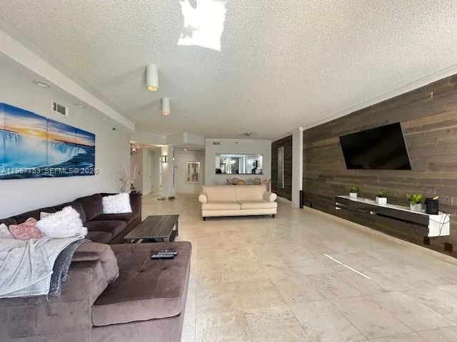 3900 Island Blvd # B-303, Aventura, FL 33160