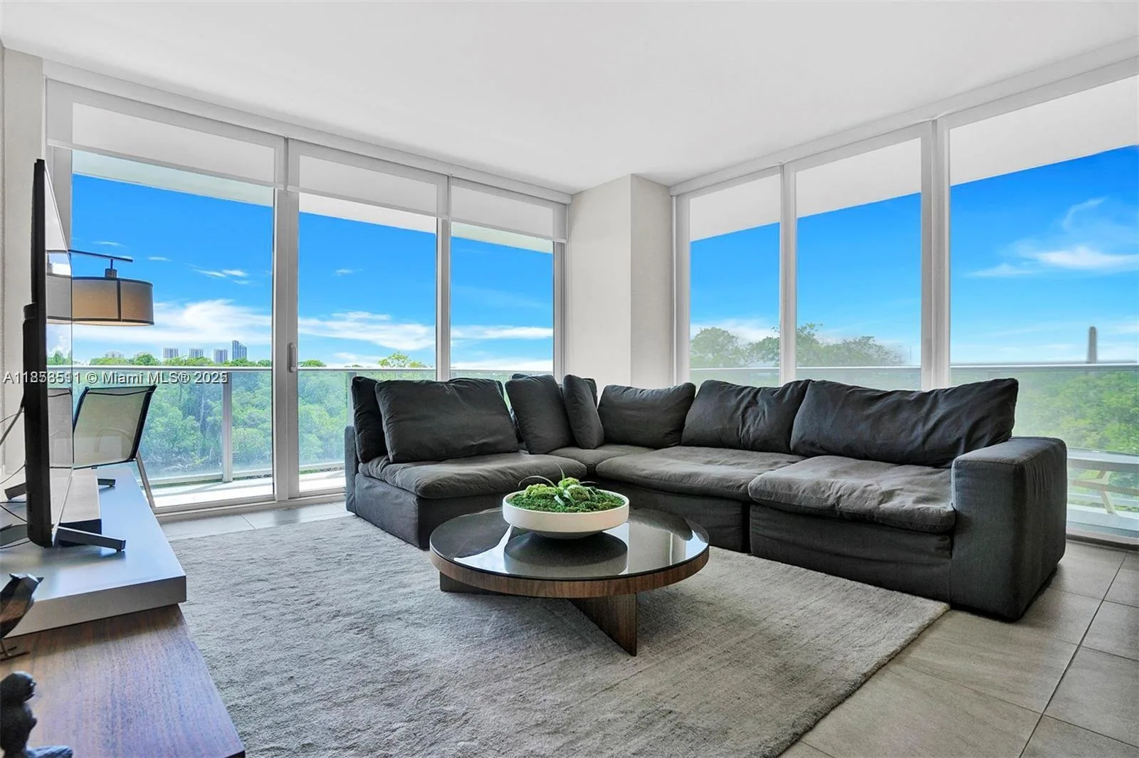 16385 Biscayne Blvd # 421, North Miami Beach, FL 33160 photo 4