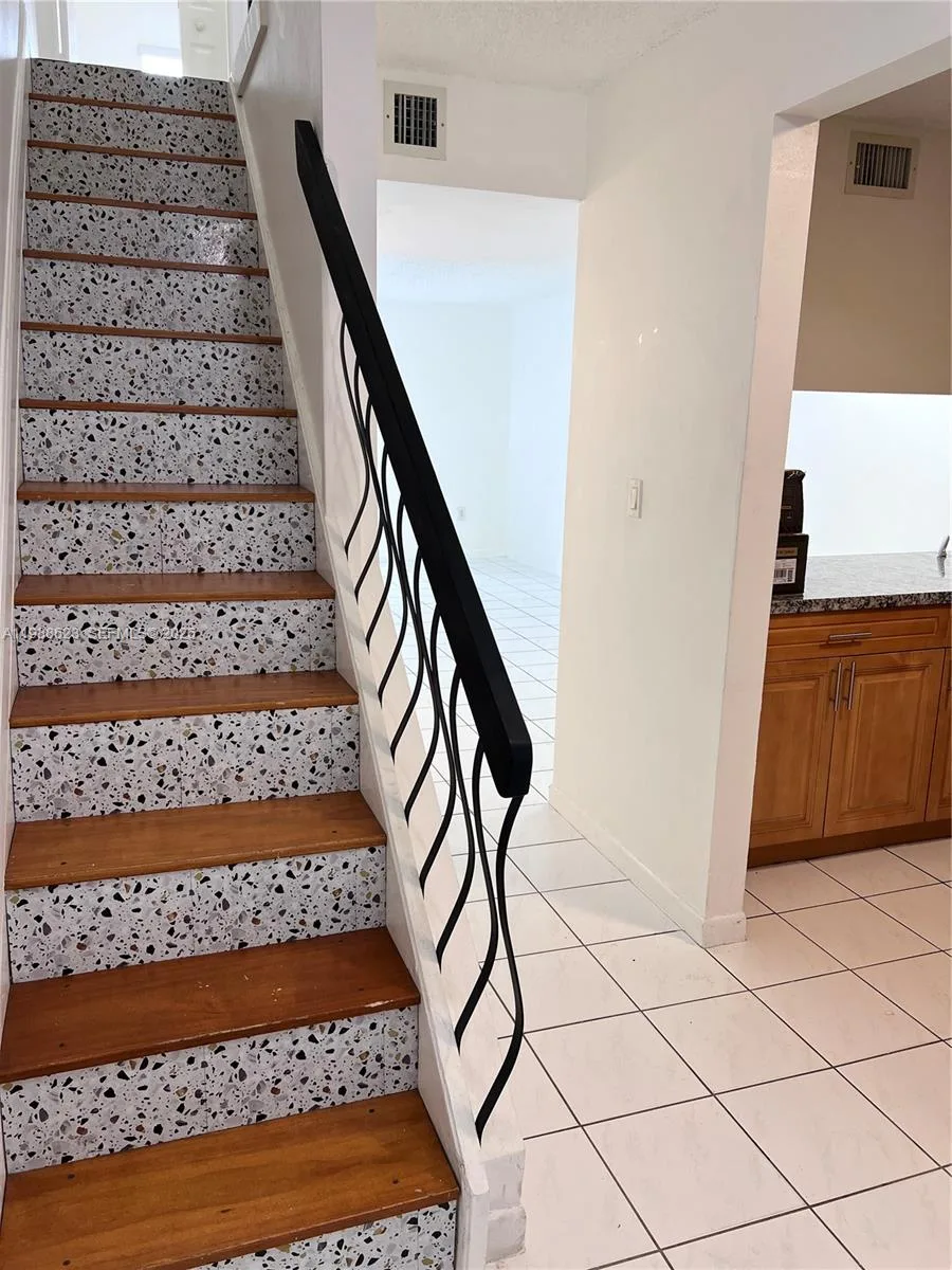 2750 W 76th St # 208, Hialeah, FL 33016
