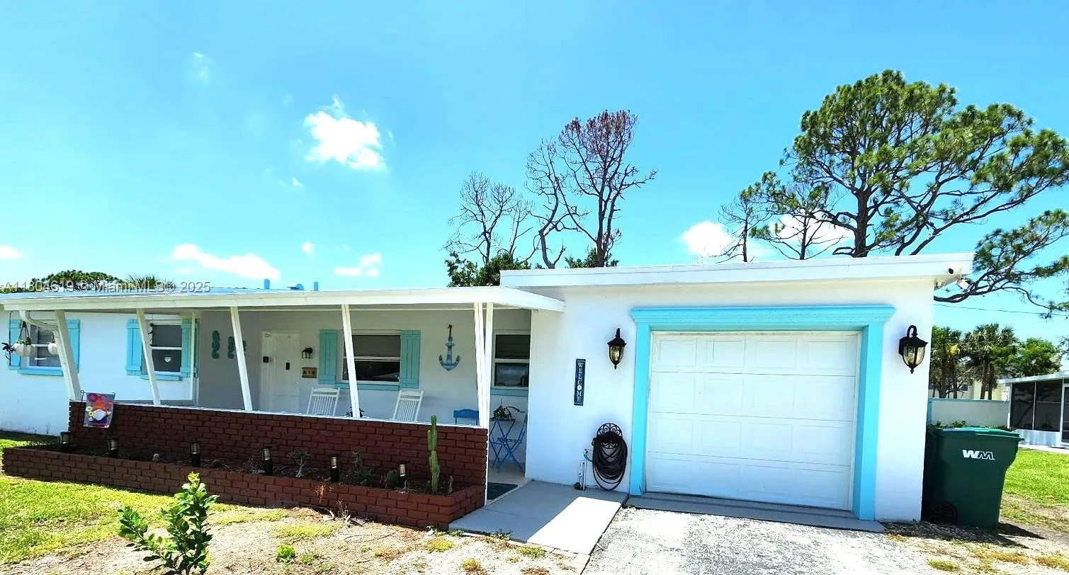 818 Lake McGregor Dr, Fort Myers, FL 33919