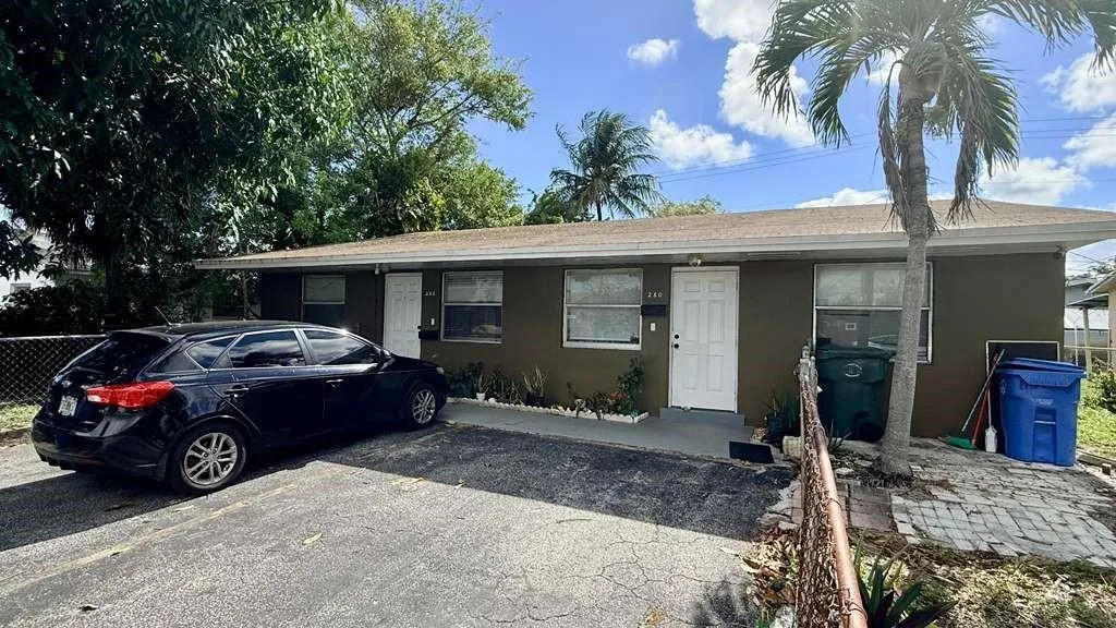 280 NE 40th Court, Oakland Park, FL 33334 photo 2