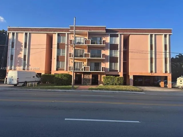 365 NE 125th St # 306, North Miami, FL 33161