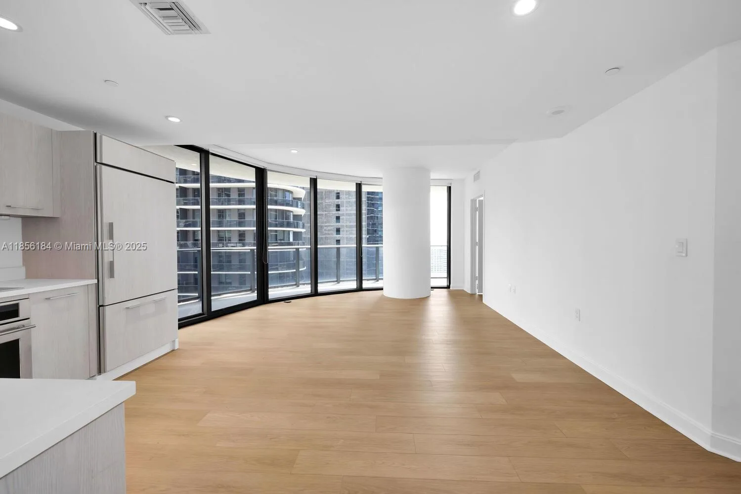 45 SW 9th St # 2101, Miami, FL 33130 photo 2