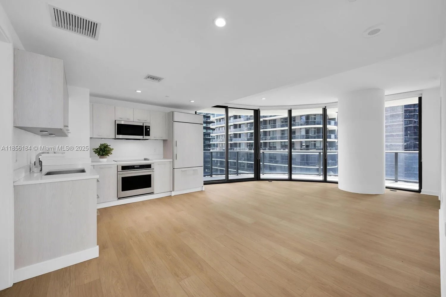 45 SW 9th St # 2101, Miami, FL 33130 photo 5