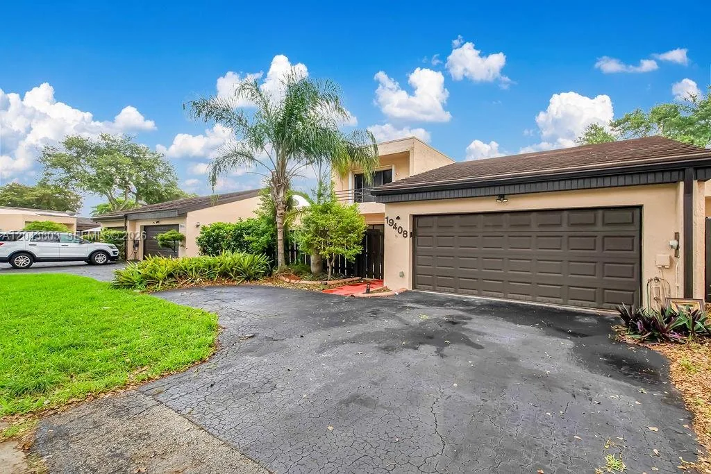 19408 W Lake Dr, Hialeah, FL 33015 photo 2