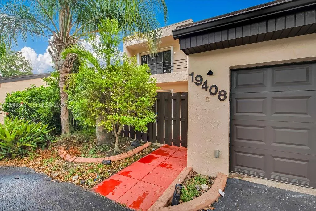 19408 W Lake Dr, Hialeah, FL 33015 photo 3