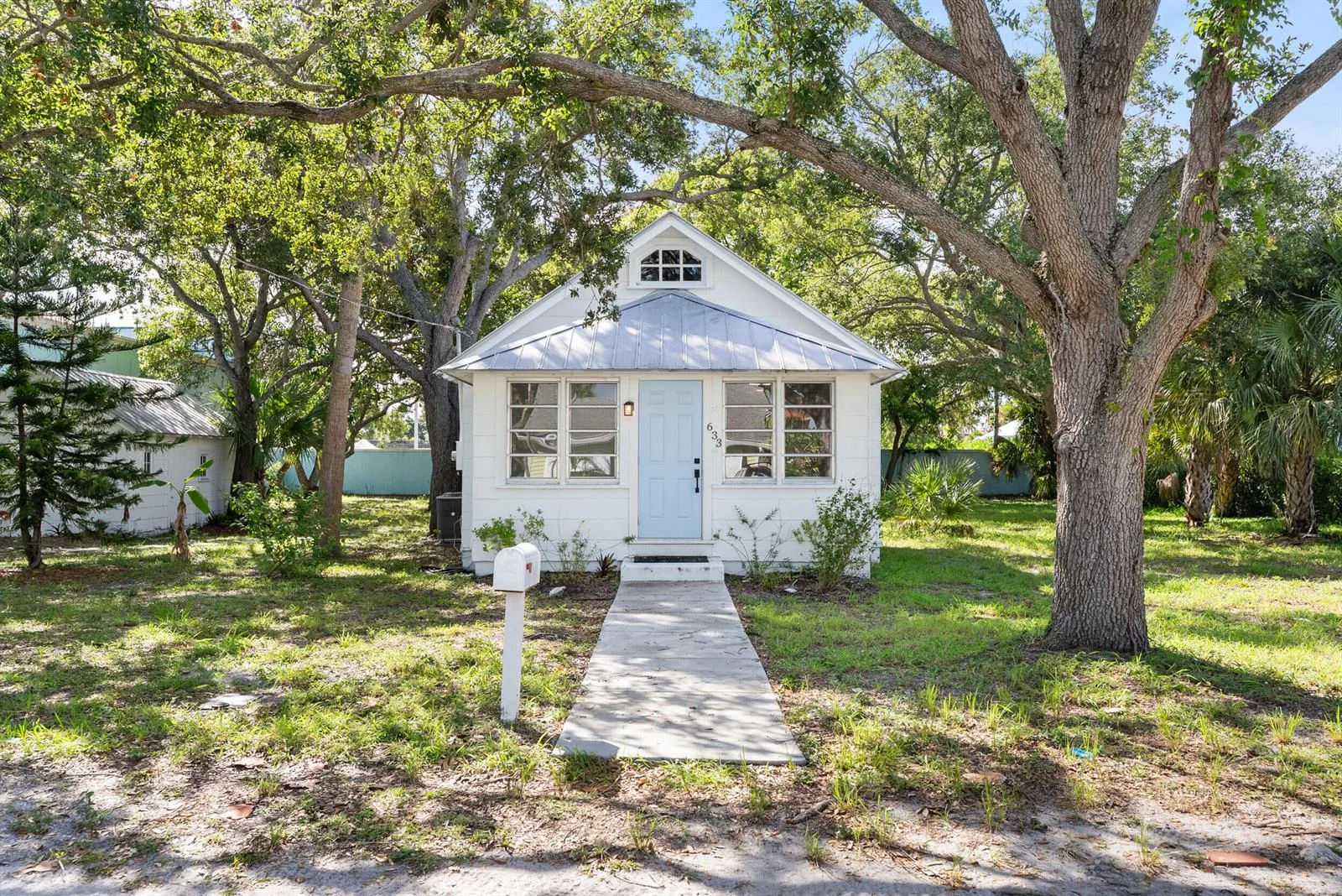 633 SW Cleveland Avenue, Stuart, FL 34994 photo 2